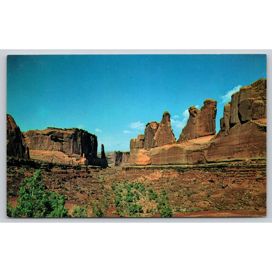 Postcard UT Utah Arches national Monument Park Avenue Courthouse Towers A21