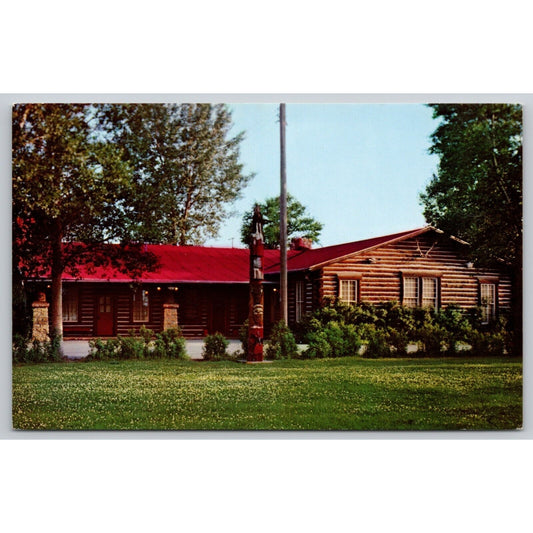 Postcard WY Cody Buffalo Bill Museum Log Cabin Totem Pole UNP B7